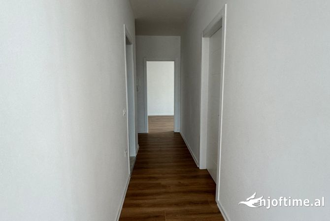 Shtepi ne shitje Apartament ne Tirane, 2+1, Mobilimi Bosh, pa mobiluar, Pagesa 296,050  Euro.