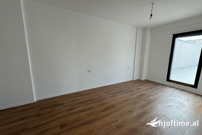 Shtepi ne shitje Apartament ne Tirane, 2+1, Mobilimi Bosh, pa mobiluar, Pagesa 296,050  Euro.