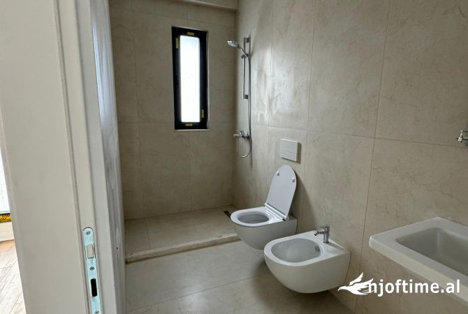 Shtepi ne shitje Apartament ne Tirane, 2+1, Mobilimi Bosh, pa mobiluar, Pagesa 296,050  Euro.
