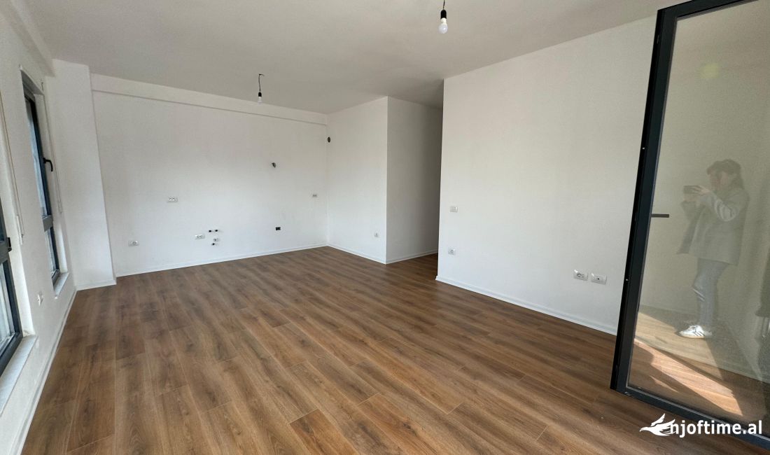 Shtepi ne shitje Apartament ne Tirane, 2+1, Mobilimi Bosh, pa mobiluar, Pagesa 296,050  Euro.