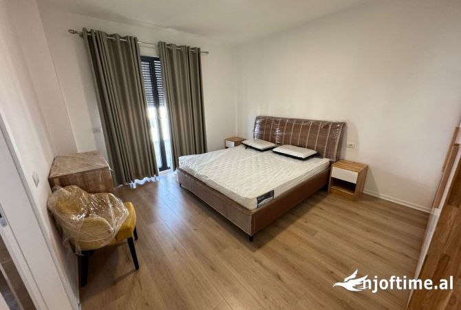 Shtepi me qera Apartament ne Tirane, 3+1, Mobilimi E mobiluar, Pagesa 1,050  Euro.