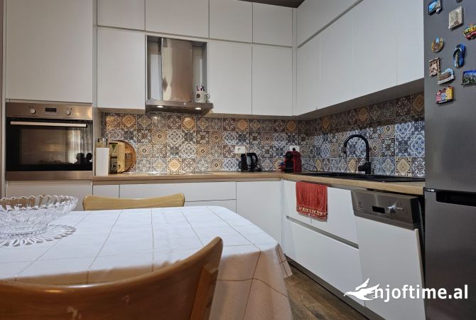 Shtepi ne shitje Apartament ne Tirane, 3+1, Mobilimi E mobiluar, Pagesa 350,000  Euro.