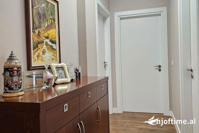 Shtepi ne shitje Apartament ne Tirane, 3+1, Mobilimi E mobiluar, Pagesa 350,000  Euro.