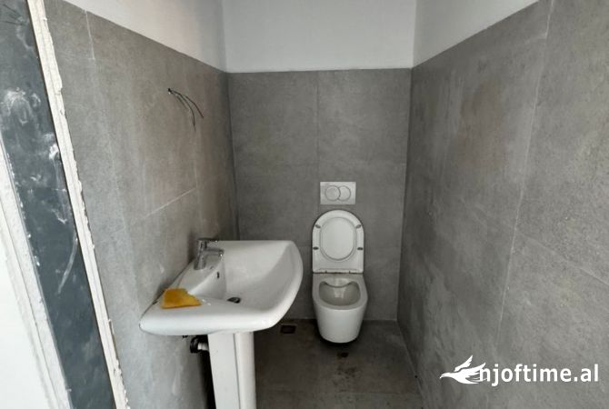 Jepet me qera ambjent  per zyra  Adresa : Blloku  2000 euro 