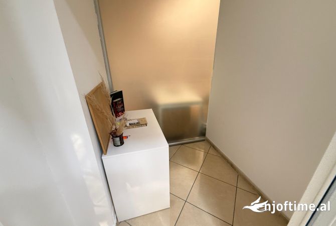 Jept me qera ambient Zyrash e pershtatur per cdo lloj zyre  📍rtsh , padam , 1500 euro 
