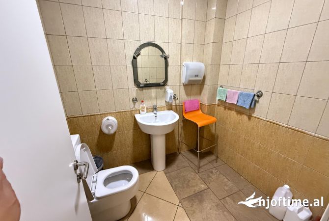 Jept me qera ambient Zyrash e pershtatur per cdo lloj zyre  📍rtsh , padam , 1500 euro 