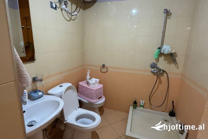 Shtepi ne shitje Apartament ne Tirane, 2+1, Mobilimi E mobiluar, Pagesa 115,000  Euro.
