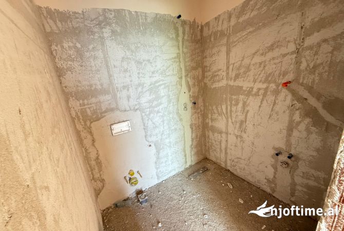 Shtepi ne shitje Apartament ne Tirane, 2+1, Mobilimi Bosh, pa mobiluar, Pagesa 120,000  Euro.