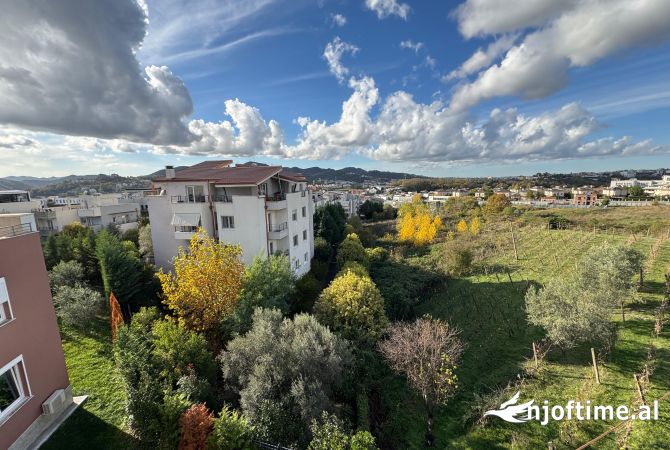 Shtepi me qera Vila Luksoze ne Tirane, 5+1, Mobilimi E mobiluar, Pagesa 2,000  Euro.