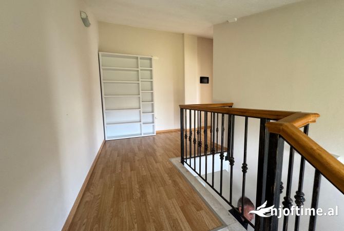 Shtepi me qera Vila Luksoze ne Tirane, 5+1, Mobilimi E mobiluar, Pagesa 2,000  Euro.