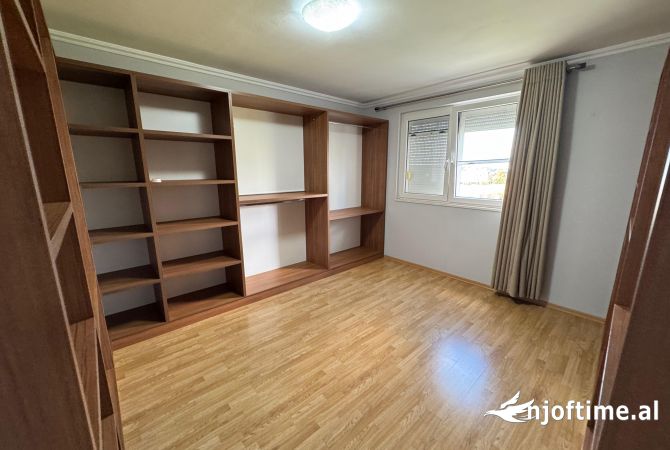 Shtepi me qera Vila Luksoze ne Tirane, 5+1, Mobilimi E mobiluar, Pagesa 2,000  Euro.