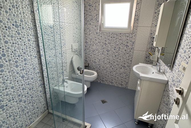 Shtepi me qera Vila Luksoze ne Tirane, 5+1, Mobilimi E mobiluar, Pagesa 2,000  Euro.