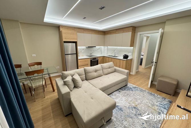Jepet me qera Apartament 2+1  Adresa : Bryli Perball Materniteti  700 euro