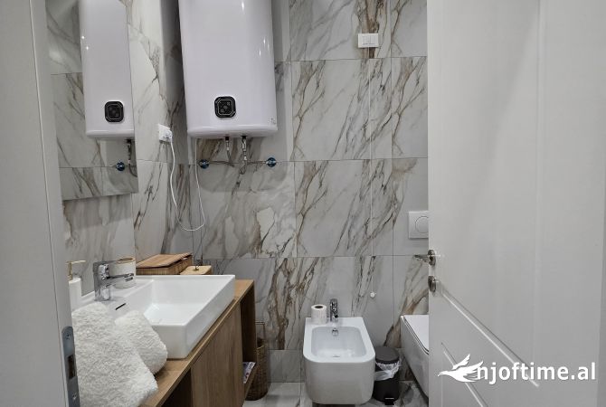 Shtepi me qera Apartament ne Tirane, 2+1, Mobilimi E mobiluar, Pagesa 2,000  Euro.