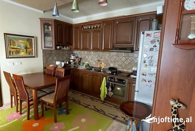 Shtepi ne shitje Apartament ne Tirane, 3+1, Mobilimi E mobiluar, Pagesa 245,000  Euro.