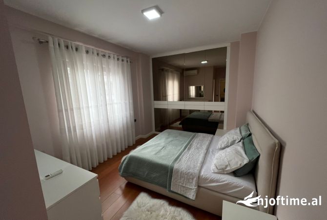 Shtepi me qera Apartament ne Tirane, 3+1, Mobilimi E mobiluar, Pagesa 1,100  Euro.