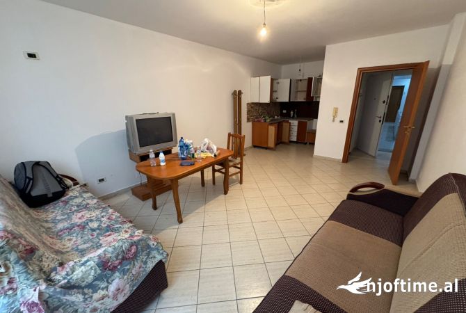Shtepi me qera Apartament ne Tirane, 1+1, Mobilimi Pjeserisht e mobiluar, Pagesa 35,000  Leke.