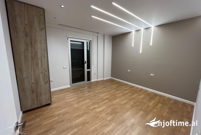 Shtepi ne shitje Apartament ne Tirane, 3+1, Mobilimi Bosh, pa mobiluar, Pagesa 280,000  Euro.