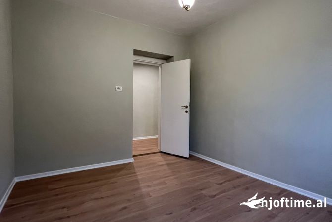 Shtepi ne shitje Apartament ne Tirane, 1+1, Mobilimi Pjeserisht e mobiluar, Pagesa 86,000  Euro.