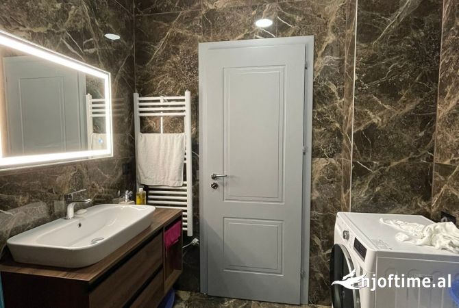 Shtepi ne shitje Apartament ne Tirane, 1+1, Mobilimi E mobiluar, Pagesa 160,000  Euro.