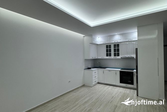 Apartament per qera 2+1+parkim  Tek ibn ish fusha e aviacionit  600 euro 
