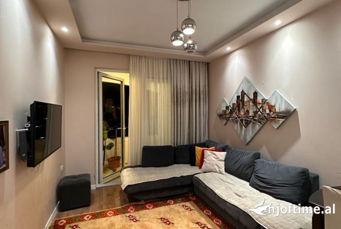 Shtepi me qera Apartament ne Tirane, 2+1, Mobilimi E mobiluar, Pagesa 400  Euro.