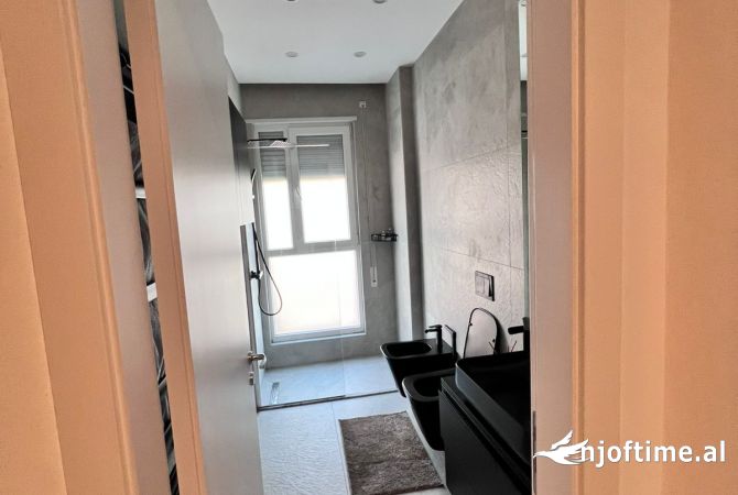 Shtepi me qera Apartament ne Tirane, 3+1, Mobilimi E mobiluar, Pagesa 1,700  Euro.