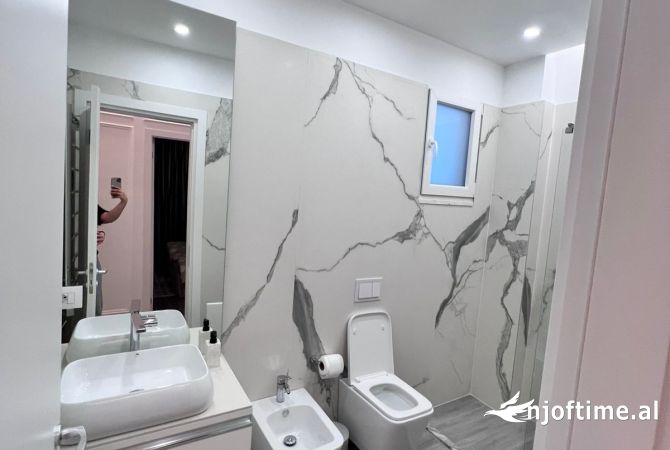 Shtepi me qera Apartament ne Tirane, 3+1, Mobilimi E mobiluar, Pagesa 1,700  Euro.