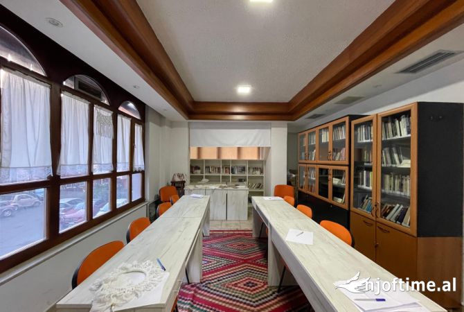 📣 QERA Ambient Biznesi (Zyre) 📍 Prane Gjuheve Te Huaja 🛣️ Rruga e "Elbasanit" ✨800 euro