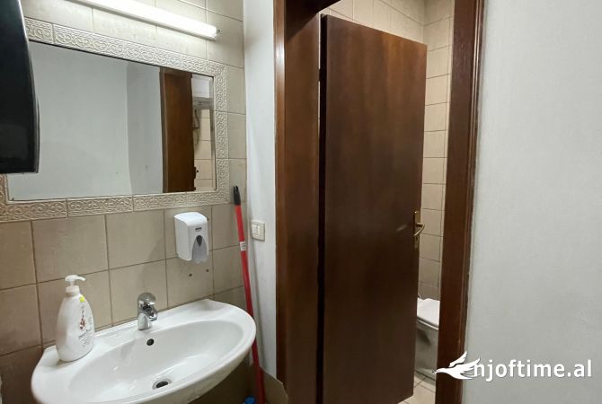 📣 QERA Ambient Biznesi (Zyre) 📍 Prane Gjuheve Te Huaja 🛣️ Rruga e "Elbasanit" ✨800 euro