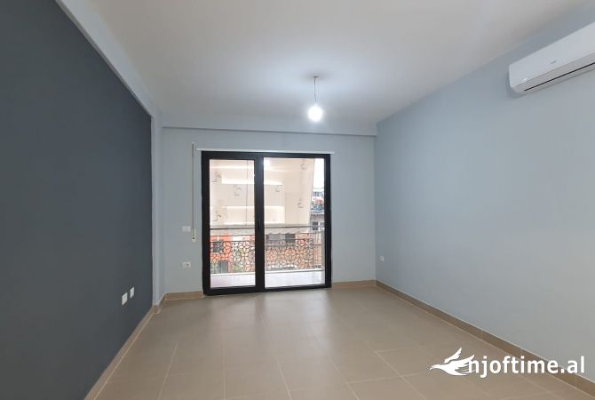 Shtepi me qera Apartament ne Tirane, 1+1, Mobilimi Pjeserisht e mobiluar, Pagesa 550  Euro.