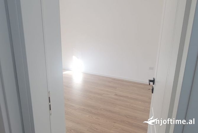 Shtepi ne shitje Apartament ne Tirane, 1+1, Mobilimi Bosh, pa mobiluar, Pagesa 135,000  Euro.
