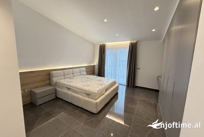 Shtepi me qera Penthose(kati i fundit panoramik) ne Tirane, 2+1, Mobilimi E mobiluar, Pagesa 850  Euro.