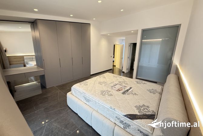 Shtepi me qera Penthose(kati i fundit panoramik) ne Tirane, 2+1, Mobilimi E mobiluar, Pagesa 850  Euro.