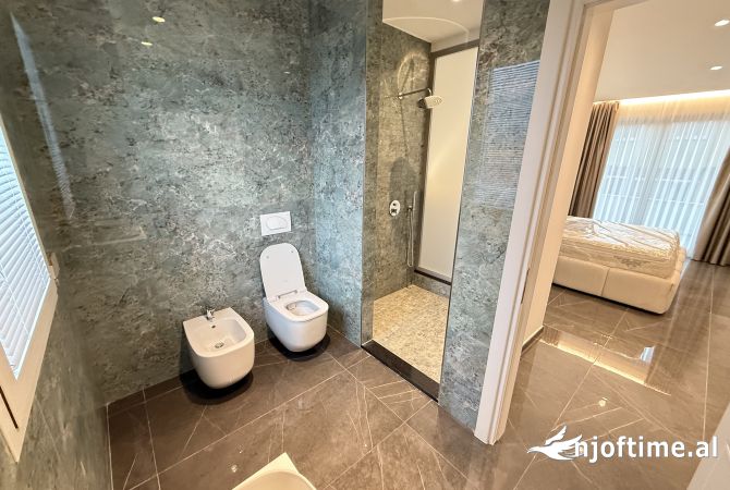 Shtepi me qera Penthose(kati i fundit panoramik) ne Tirane, 2+1, Mobilimi E mobiluar, Pagesa 850  Euro.