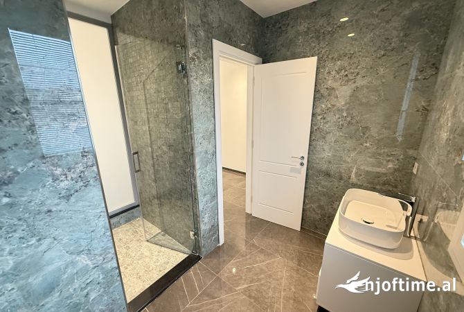 Shtepi me qera Penthose(kati i fundit panoramik) ne Tirane, 2+1, Mobilimi E mobiluar, Pagesa 850  Euro.