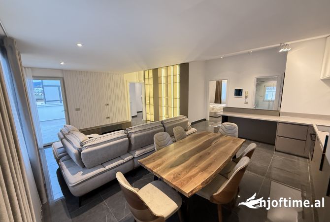 Shtepi me qera Penthose(kati i fundit panoramik) ne Tirane, 2+1, Mobilimi E mobiluar, Pagesa 850  Euro.