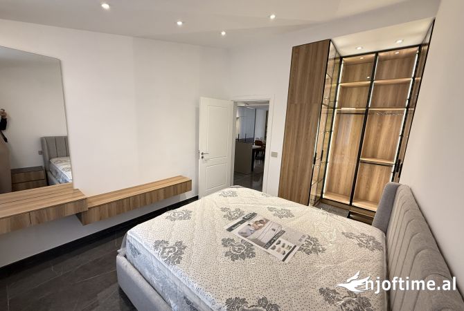 Shtepi me qera Penthose(kati i fundit panoramik) ne Tirane, 2+1, Mobilimi E mobiluar, Pagesa 850  Euro.