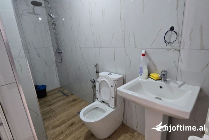 Shtepi ne shitje Apartament ne Tirane, 2+1, Mobilimi Bosh, pa mobiluar, Pagesa 132,000  Euro.