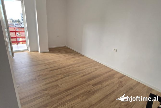 Shtepi ne shitje Apartament ne Tirane, 2+1, Mobilimi Bosh, pa mobiluar, Pagesa 132,000  Euro.