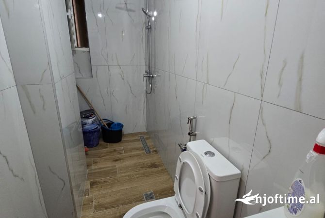Shtepi ne shitje Apartament ne Tirane, 2+1, Mobilimi Bosh, pa mobiluar, Pagesa 132,000  Euro.