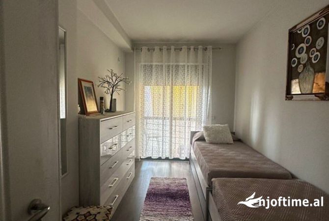 Shtepi ne shitje Apartament ne Tirane, 3+1, Mobilimi E mobiluar, Pagesa 170,000  Euro.