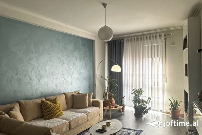 Shtepi ne shitje Apartament ne Tirane, 3+1, Mobilimi E mobiluar, Pagesa 170,000  Euro.