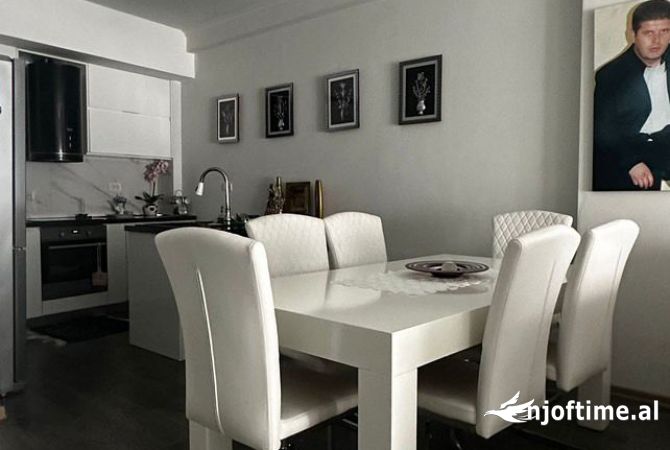 Shtepi ne shitje Apartament ne Tirane, 3+1, Mobilimi E mobiluar, Pagesa 170,000  Euro.
