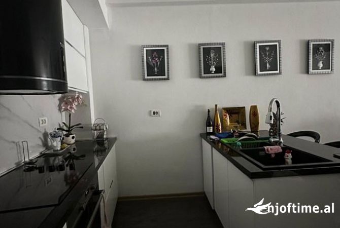 Shtepi ne shitje Apartament ne Tirane, 3+1, Mobilimi E mobiluar, Pagesa 170,000  Euro.