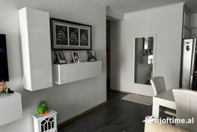 Shtepi ne shitje Apartament ne Tirane, 3+1, Mobilimi E mobiluar, Pagesa 170,000  Euro.