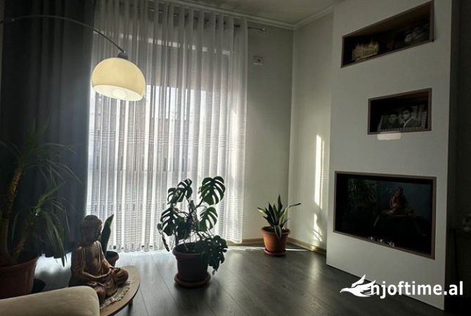 Shtepi ne shitje Apartament ne Tirane, 3+1, Mobilimi E mobiluar, Pagesa 170,000  Euro.