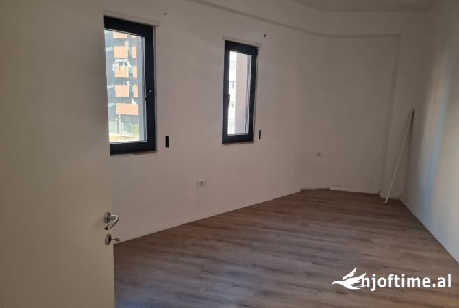Ambient biznesi me qera 3+1 ne Tirane - 55,000 Leke