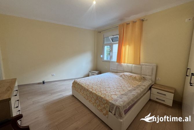 Shtepi me qera Apartament ne Tirane, 2+1, Mobilimi E mobiluar, Pagesa 400  Euro.