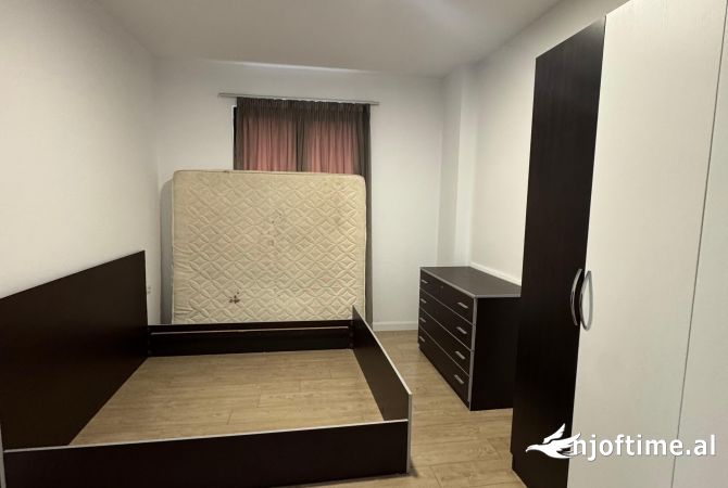 Shtepi me qera Apartament ne Tirane, 3+1, Mobilimi E mobiluar, Pagesa 600  Euro.